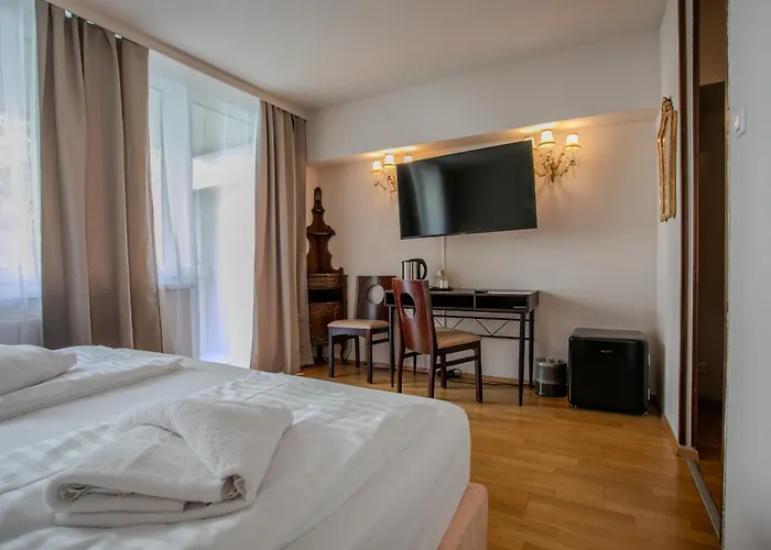 Attaché Hotel 3*
