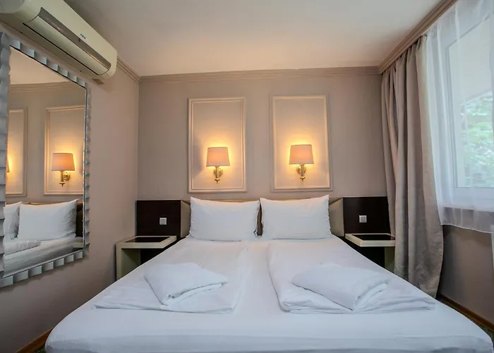 Hotel Attaché 3*